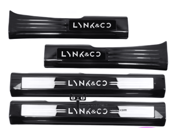 Ốp bậc chân Lynk & Co 01